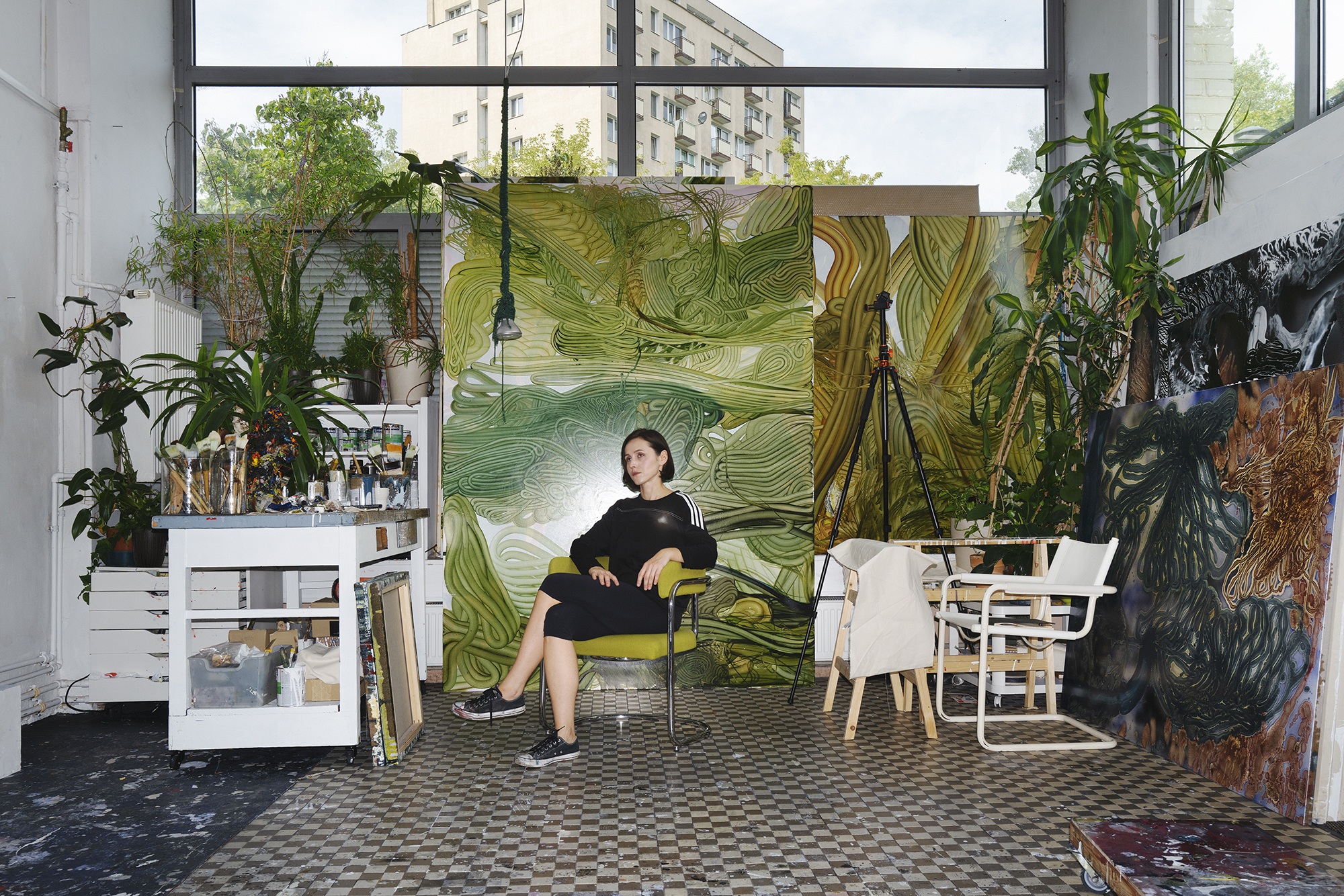 Edyta Hul w swojej pracowni, na tle wielkoformatowego obrazu, fot. Adam Gut